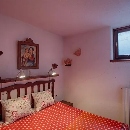 Апартаменты Joivy Idyllic Flat For 7 With Free Parking Close To Ski Lift Курмайор